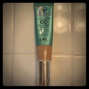 SOLD!! IT Cosmetics CC+ Oil Free Matte ( Medium)
